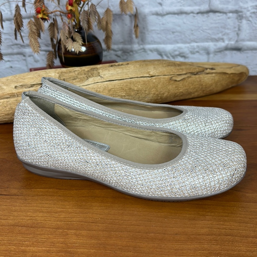 Earthies Ennis leather metallic silver/taupe  comfort ballet flat. Size 7
